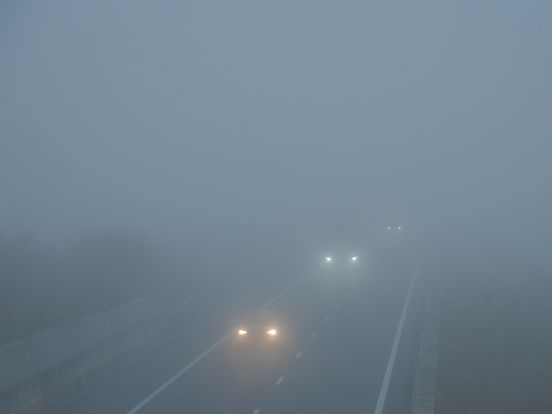 Dichte mist trekt over Drenthe, KNMI geeft code geel