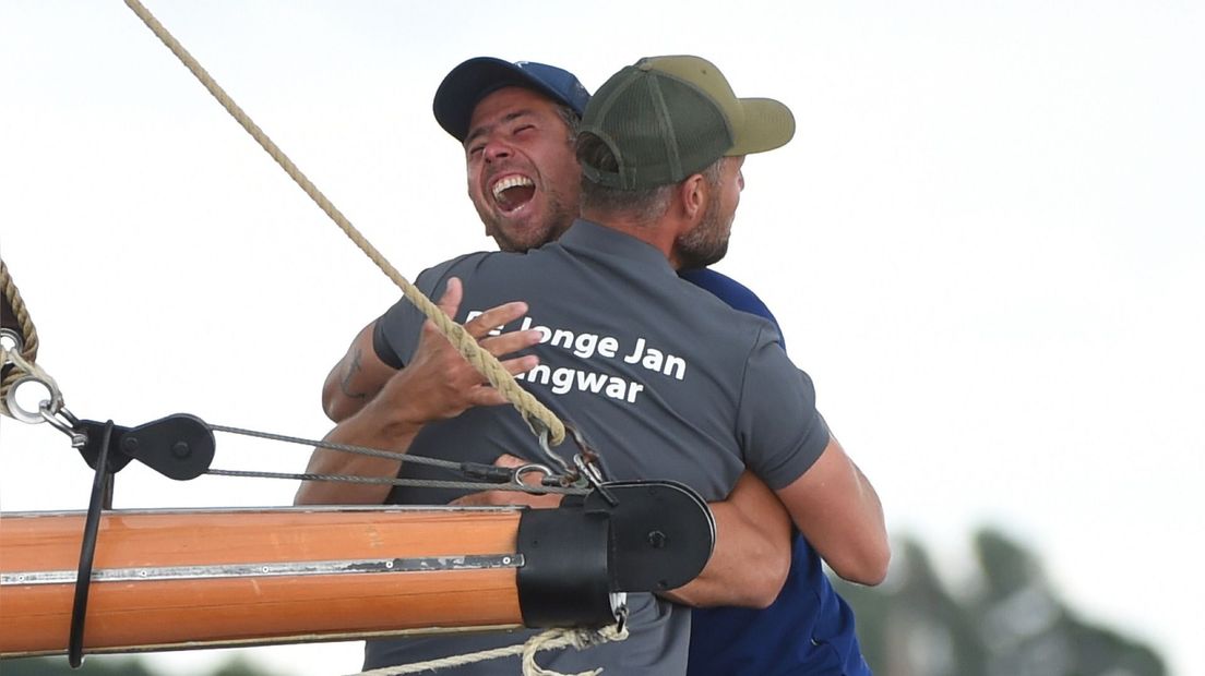 Skipper Harmen Brouwer fiert de oerwinning mei adviseur Pieter-Jan Postma
