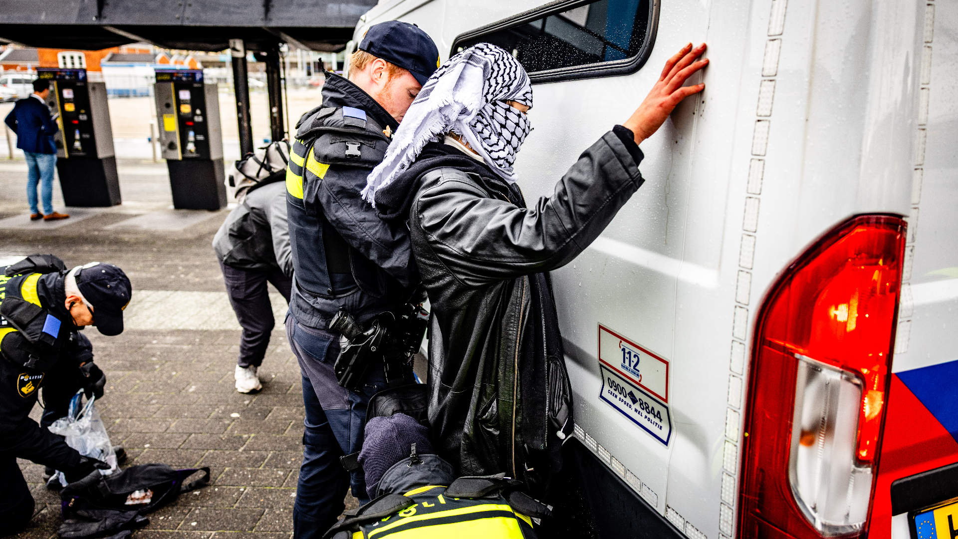 Er zijn zeven demonstranten aangehouden voor het beklimmen van het agendabord.