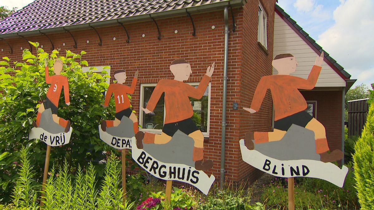 Van Dijk en Koeman staan in een tuin in Harkstede