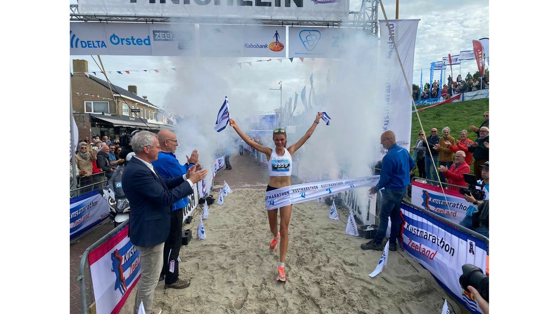 Sanne Mooldijk uit Rotterdam wint de Kustmarathon