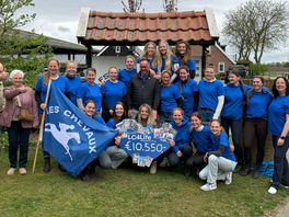 'De meiden' van overleden manege-eigenaar Martin halen 10.000 euro op voor de Hartstichting