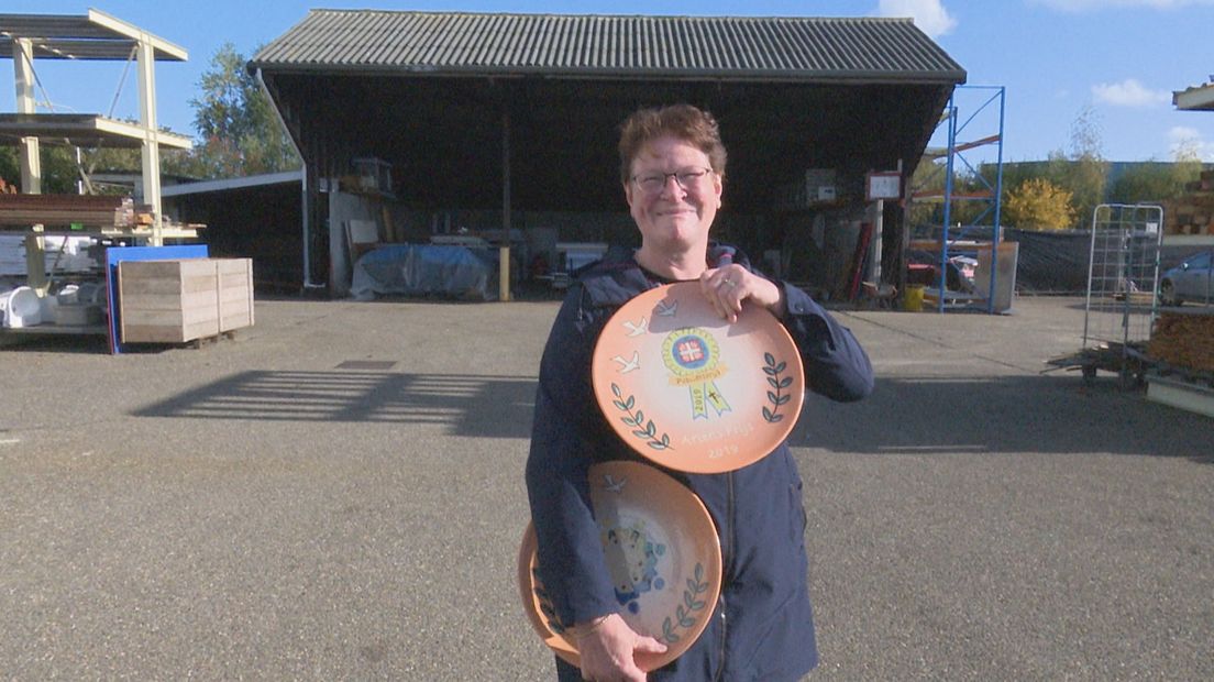 Erna Ensink die de Ariëns Prijs voor Diaconie vasthoudt