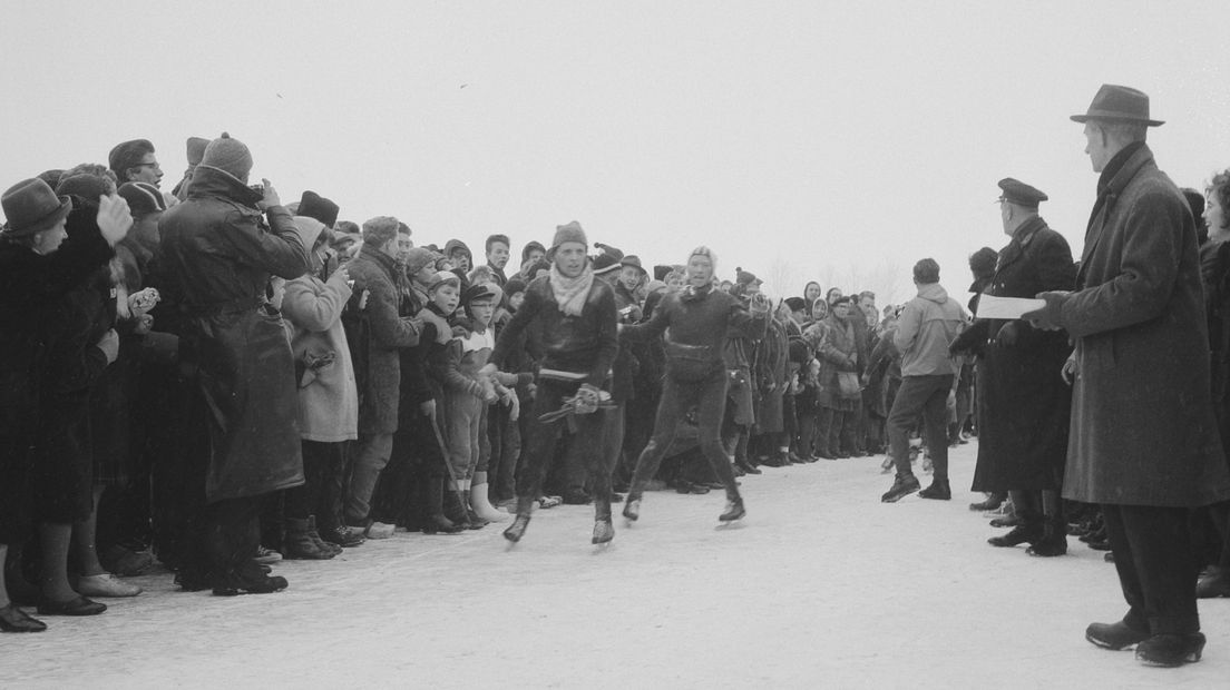 Schaatsers tussen het publiek in de Hel van '63