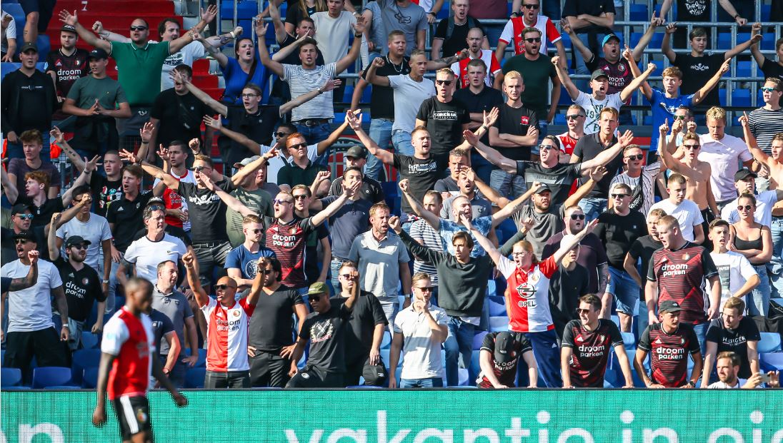Feyenoord-supporters tegen FC Twente. (VK Sportphoto - Mischa Keemink)