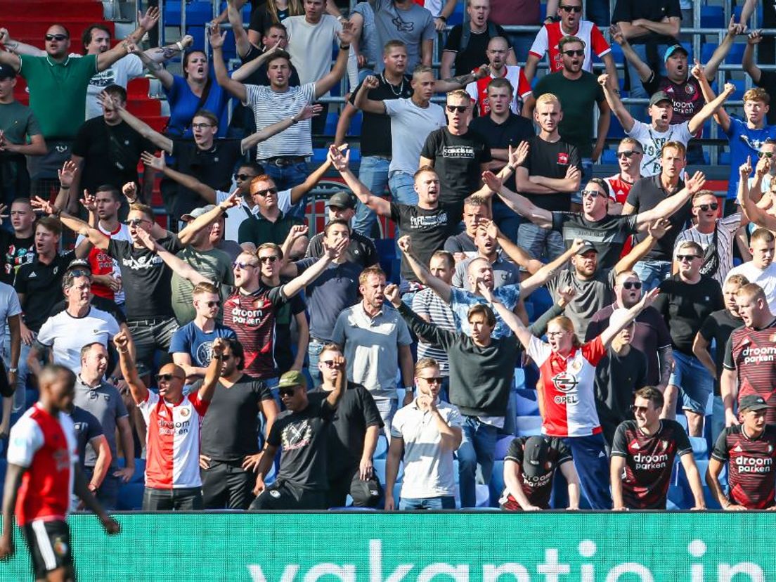 Feyenoord-fans stonden, zaten dicht op elkaar of maakten sfeer bij de thuiswedstrijd tegen FC Twente (Bron: VK Sportphoto - Mischa Keemink)