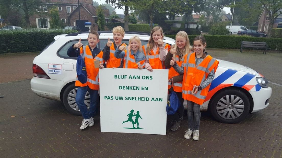 Leerlingen basisschool houden snelheidscontroles in omgeving Staphorst