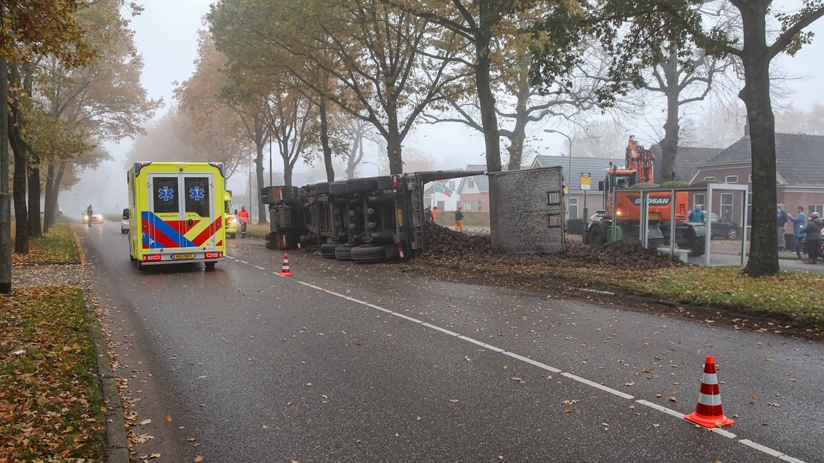 112-nieuws: Vrachtwagen met bieten gekanteld • Man uit Midwolda aangehouden voor rijden onder invloe