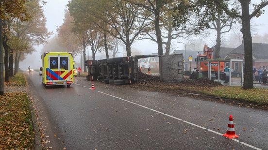 112-nieuws vrijdag 8 november: Vrachtwagen met bieten gekanteld • Man uit Midwolda aangehouden voor rijden onder invloed. 112-nieuws vrijdag 8 november: Vrachtwagen met bieten gekanteld • Man uit Midwolda aangehouden voor rijden onder invloed.