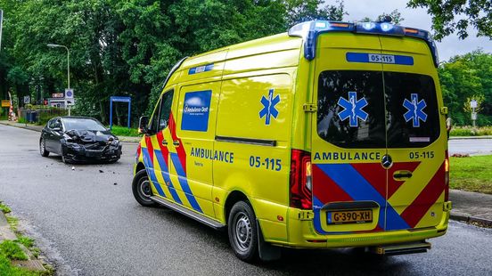 Gewonde naar ziekenhuis na aanrijding Wesselerbrink Enschede. Gewonde naar ziekenhuis na aanrijding Wesselerbrink Enschede.