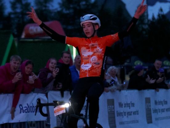 Smildeger Sem Joldersma (15) bedwingt Alpe d'HuZes als eerst: 'Iedereen was super positief onderweg'