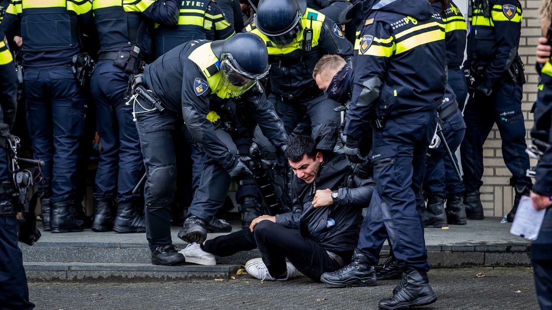 De demonstranten worden aangehouden