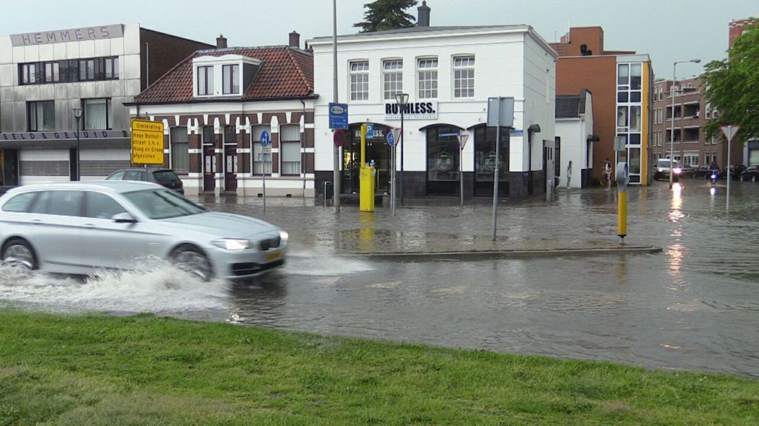 Straten in Enschede staan blank