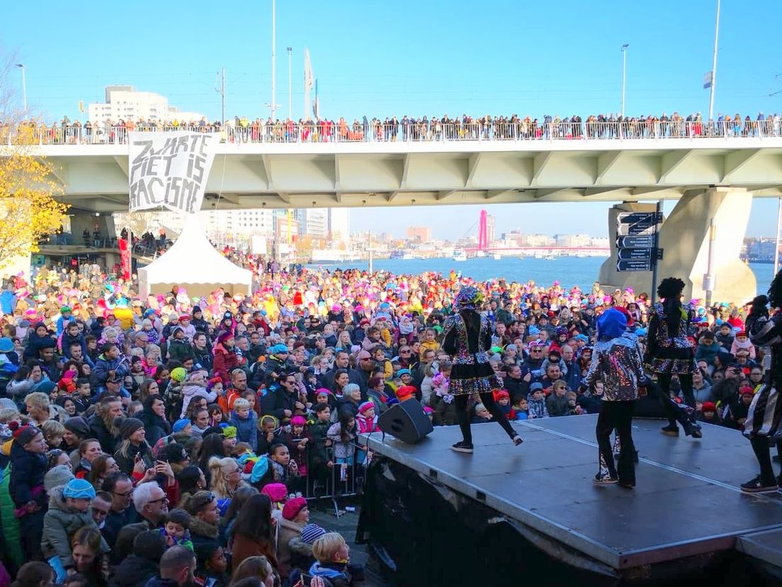 Vol Willemsplein bij aankomst Sinterklaas