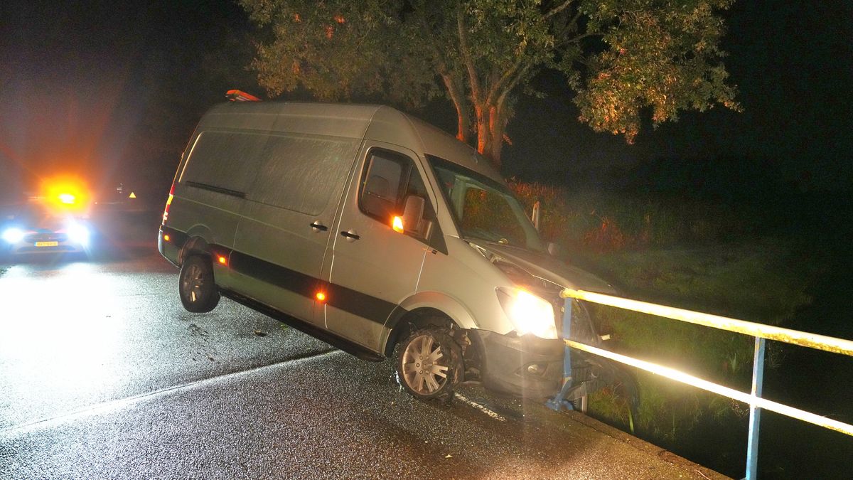 Bestuurder botst onder invloed tegen brug in Uffelte