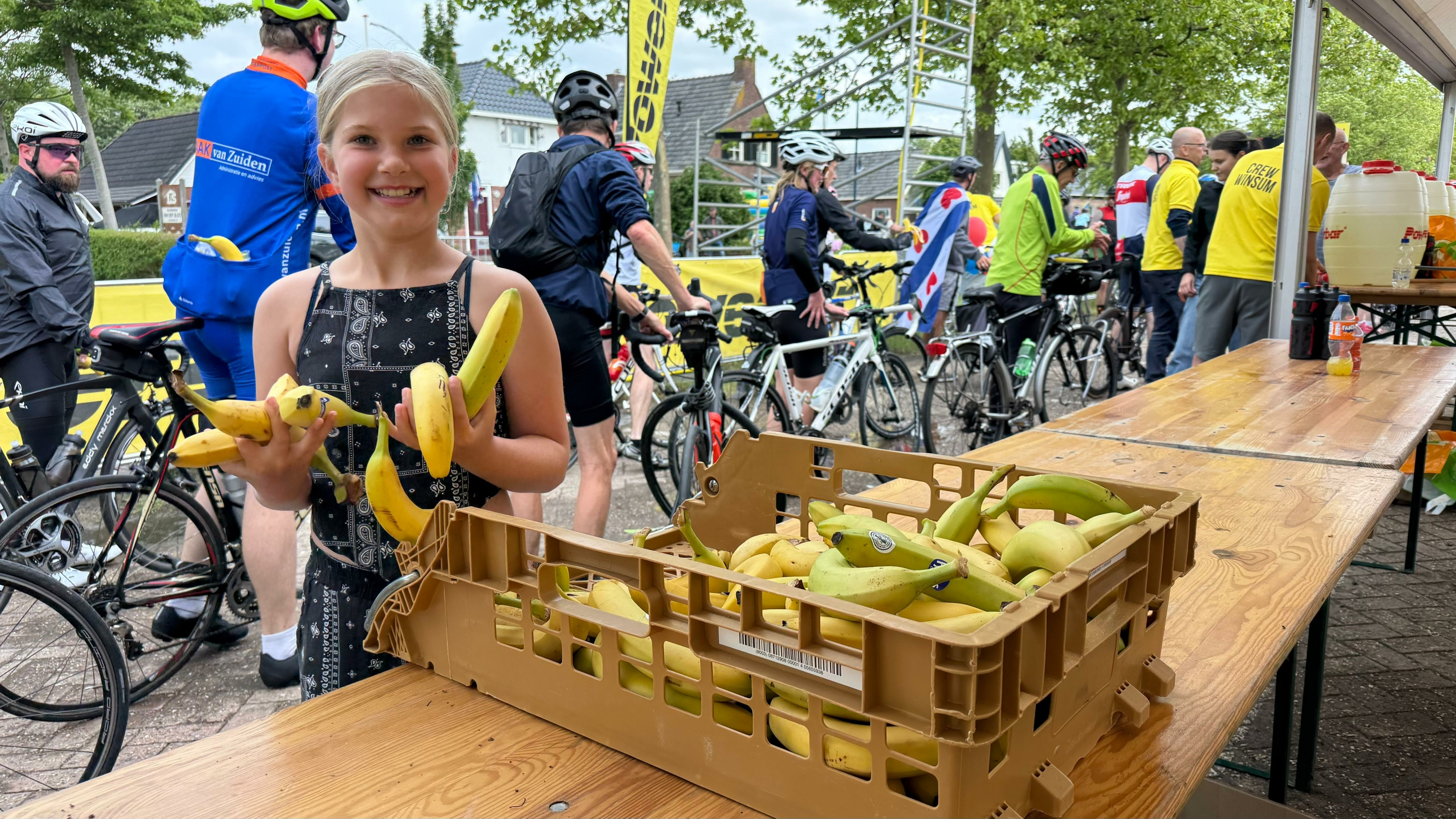Dit famke dielt fruit út