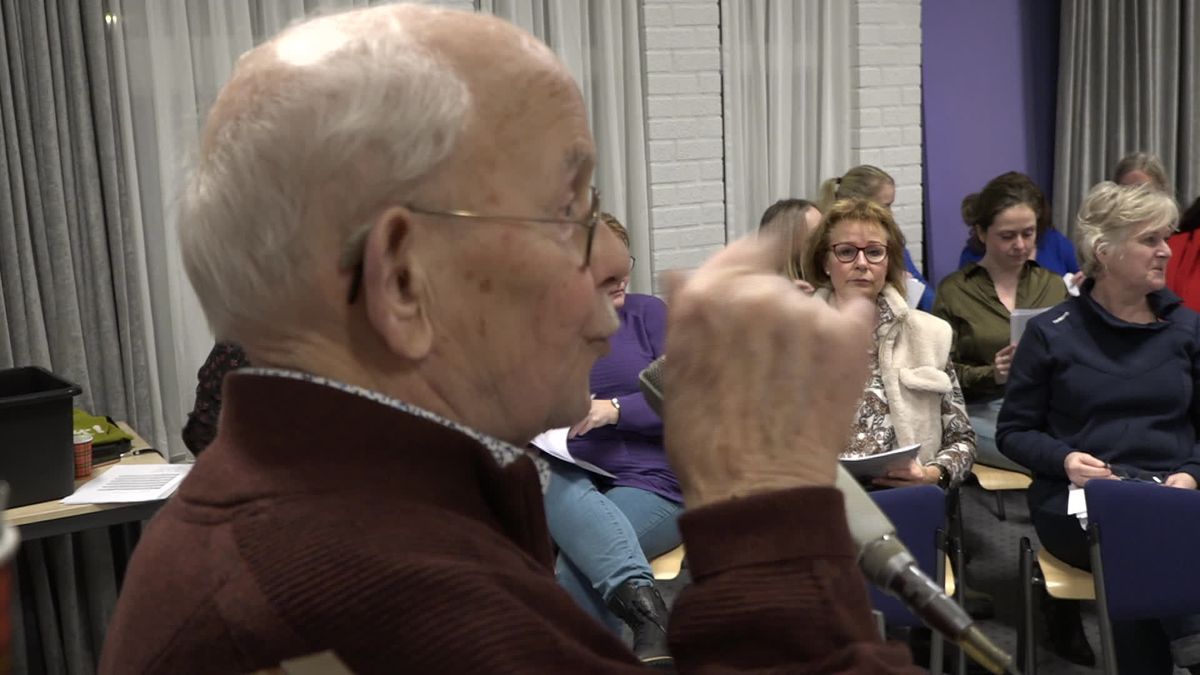 Schoolkoor uit de vorige eeuw vervult wens 80-jarige dirigent in Vollenhove; nog één keer samen optr