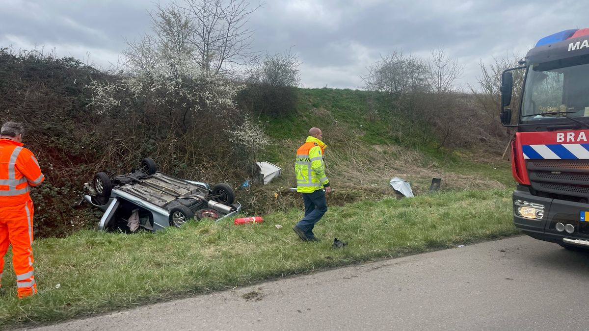 Auto op de kop bij A2 Gronsveld