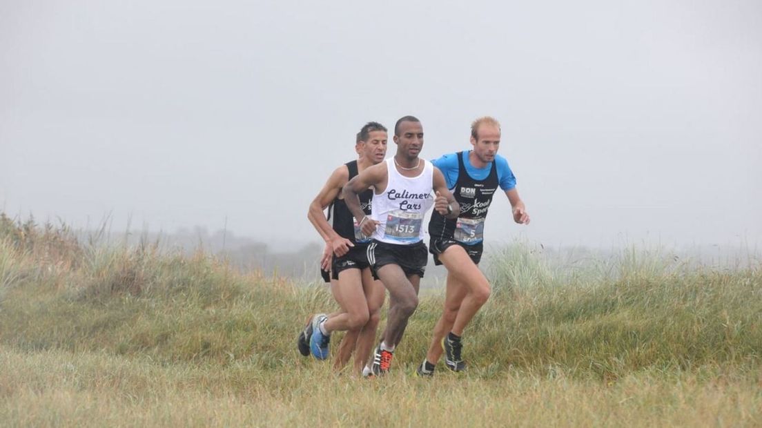 Mohamed Oumaarir leidt de kopgroep in de Kustmarathon van 2017