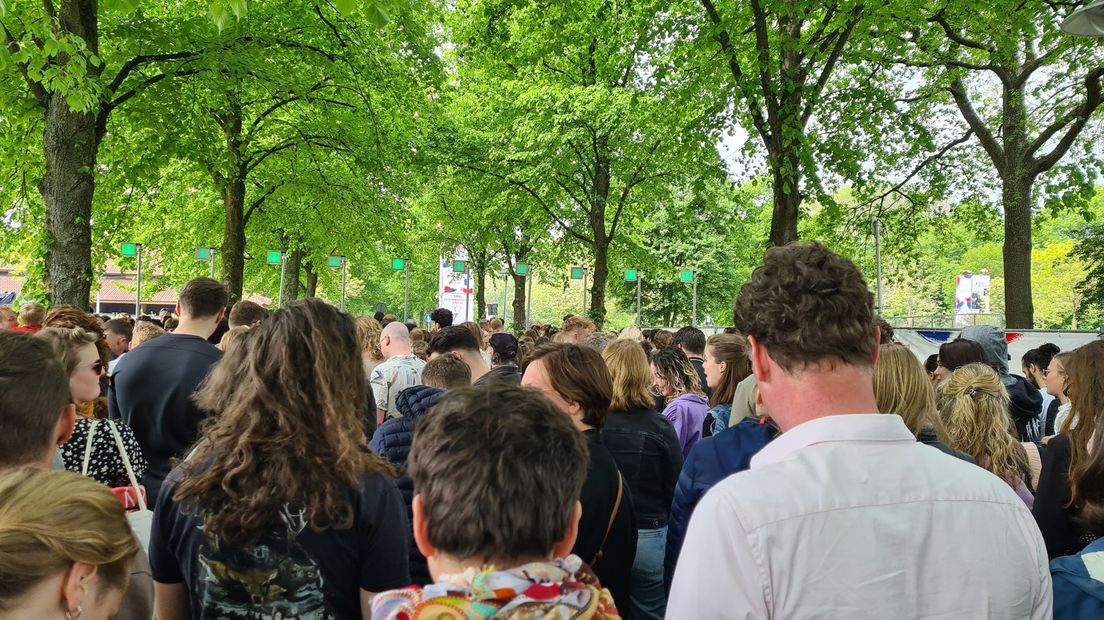 Flinke rij voor het Bevrijdingsfestival in park Transwijk.