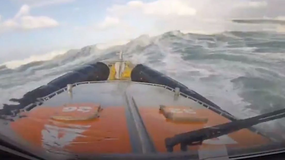 Een reddingboot in woelig water