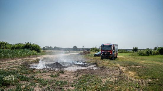Bult snoeiresten op weiland vliegt in brand