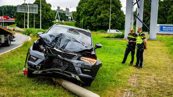 Eenzijdig ongeluk in Nieuwegein, bestuurder naar ziekenhuis. Eenzijdig ongeluk in Nieuwegein, bestuurder naar ziekenhuis.