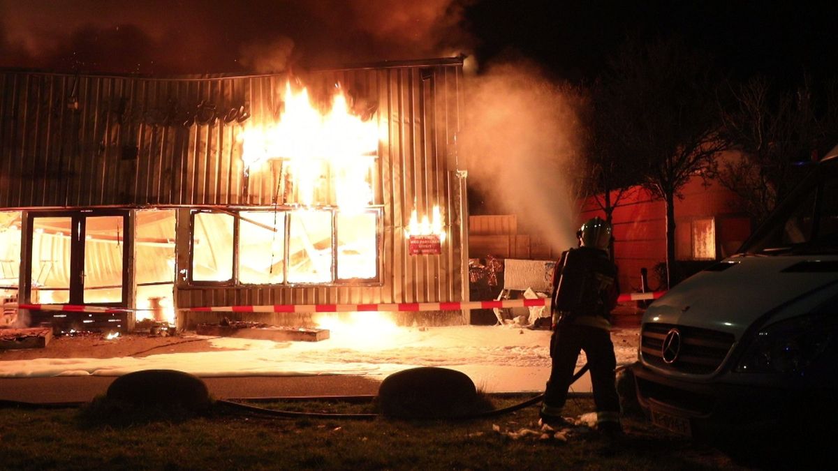 Pand van fietsenmaker in Valkenburg volledig uitgebrand