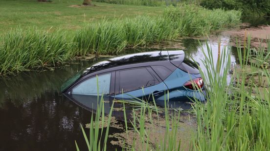 Auto komt in sloot terecht in Ridderkerk
