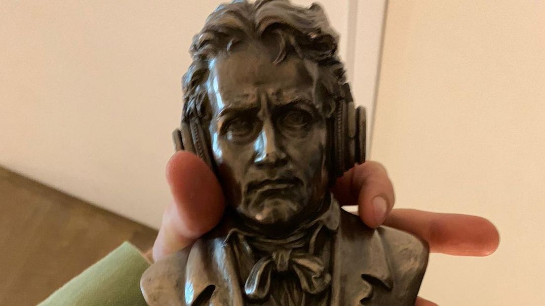 Aan de prijs is een beeldje verbonden van Beethoven met een koptelefoon op.