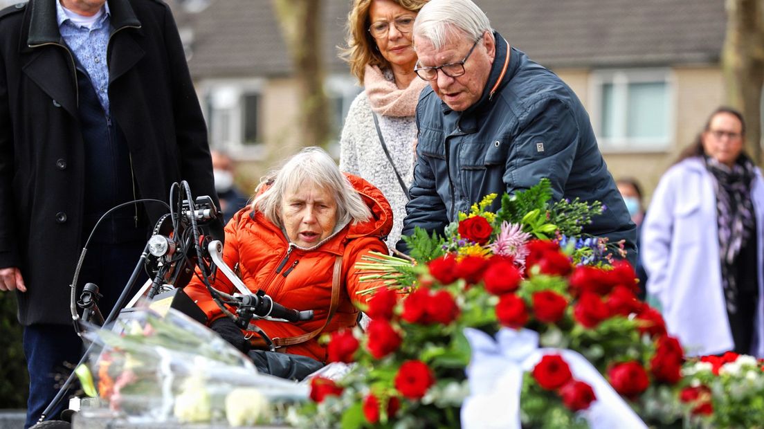 Slachtoffer Hannah Postma legt bloemen bij het Ridderhofmonument