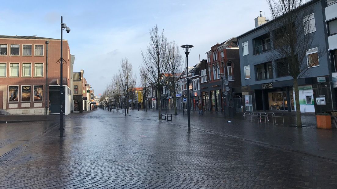 De winkelstraat van Veenendaal is zo goed als uitgestorven.