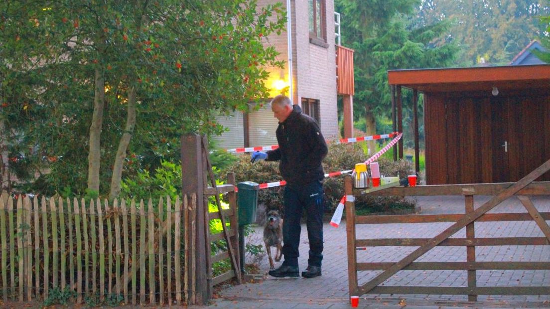 De politie in Harderwijk onderzoekt een woningoverval aan de Mecklenburglaan. Die vond plaats in de nacht van zaterdag op zondag tussen 3.00 en 4.00 uur. De 84-jarige bewoner is daarbij mishandeld.