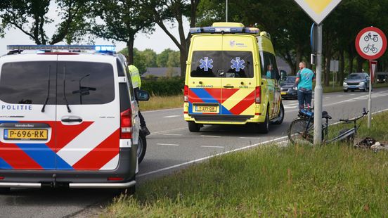 Fietsster gewond bij Hooghalen na aanrijding. Fietsster gewond bij Hooghalen na aanrijding.