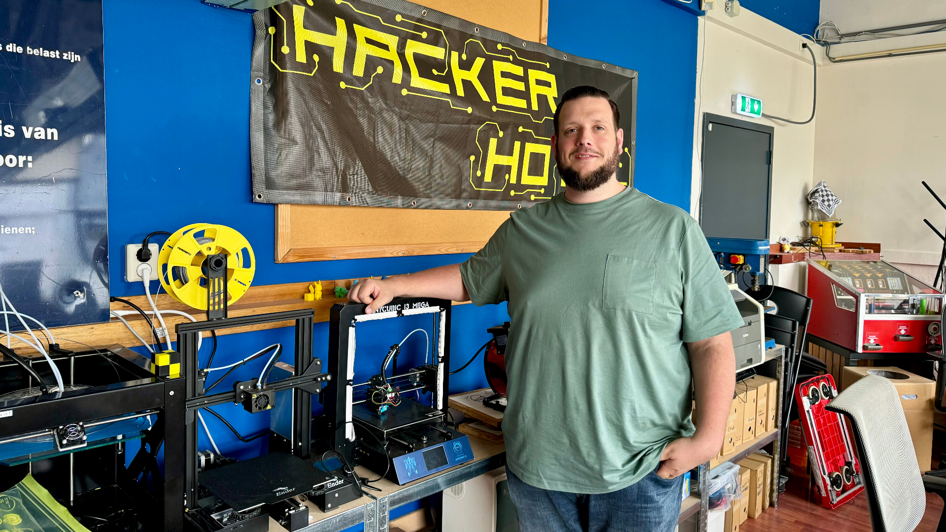 Raymond Karlas bij de gedoneerde 3D-printers