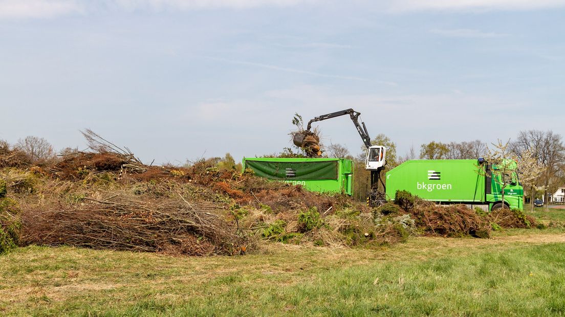 Het hout dat bestemd was voor het paasvuur in Borne wordt deels afgevoerd