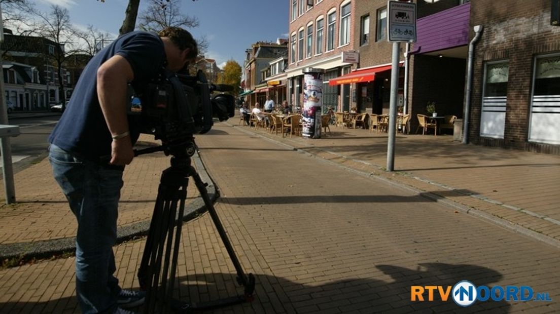 Een cameraman van Opsporing Verzocht maakt opnames