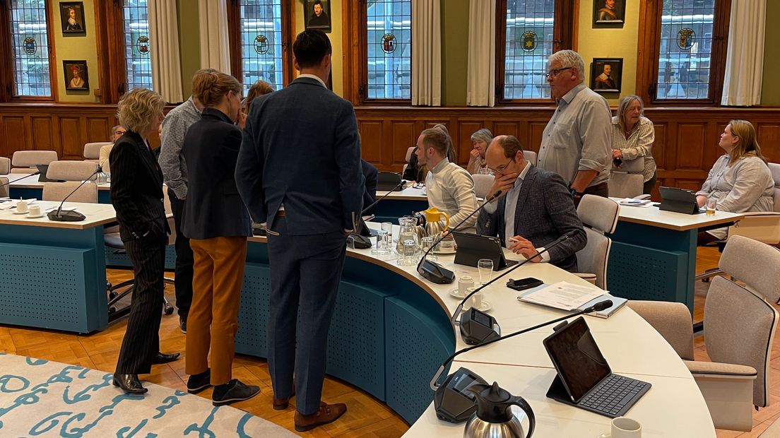 Statenleden verzamelen zich rondom Kolthof tijdens de schorsing van het debat