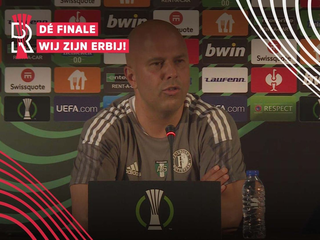 Arne Slot op een persconferentie voor aanvang van de Conference League-finale AS Roma-Feyenoord