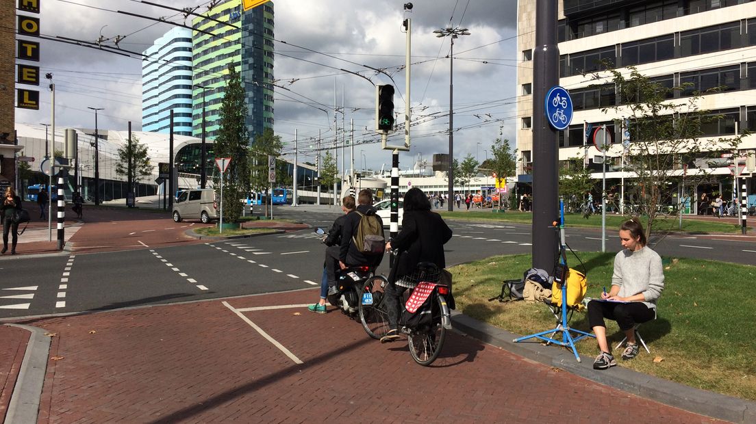 Brommers en scooters zijn een grote bron van luchtvervuiling en moeten daarom van het fietspad. Dat concludeert de GGD Gelderland-Midden na onderzoek. 'Achter brommers fietsen is niet gezond', vertelt onderzoeker Moniek Suurbier.