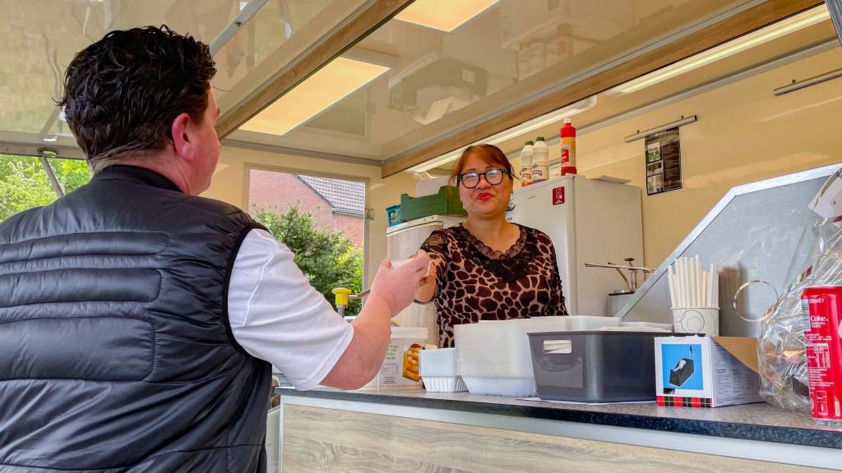Afgebrande snackbar Stadskanaal keert terug als kar: ‘Op de eerste dag al gelijk druk’