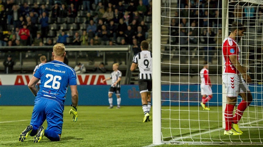 FC Emmen baalt na de tweede tegentreffer in Almelo. De Drentse ploeg verloor voor de zesde keer dit seizoen (Rechten: Hollandse Hoogte/ Cor Lasker)
