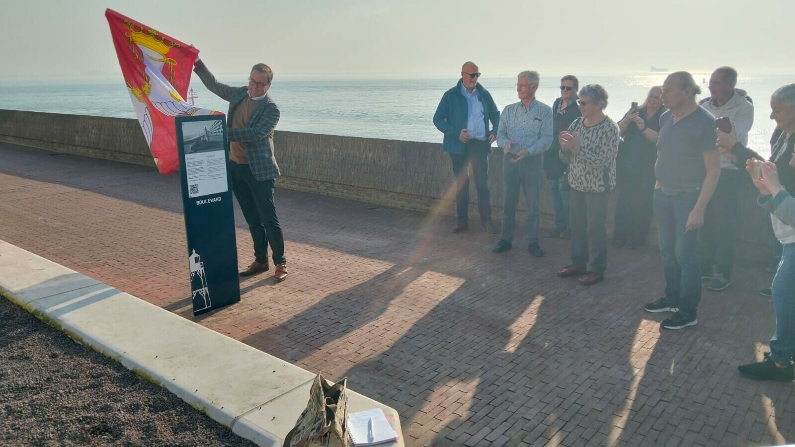 Historische tijdlijn op Boulevard de Ruyter in Vlissingen officieel geopend: 'Hartstikke leuk en leerzaam'