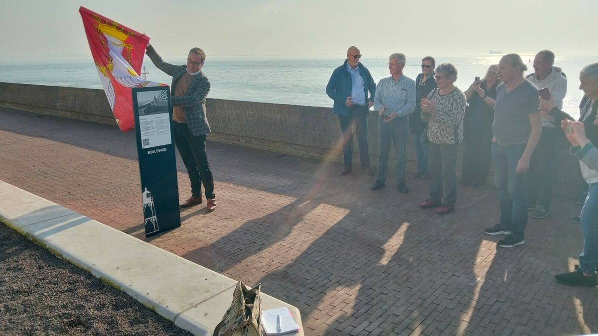 Historische tijdlijn op Boulevard de Ruyter in Vlissingen officieel geopend: 'Hartstikke leuk en lee