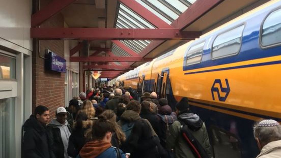 De storm veroorzaakte veel problemen in Gelderland. Het treinverkeer ligt nog steeds plat, NS adviseert om een alternatieve reismethode te zoeken.