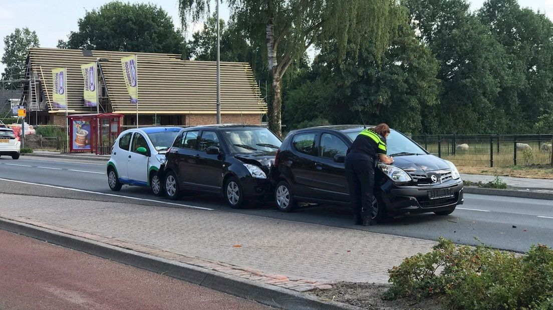 Vier auto's op elkaar in Weerselo