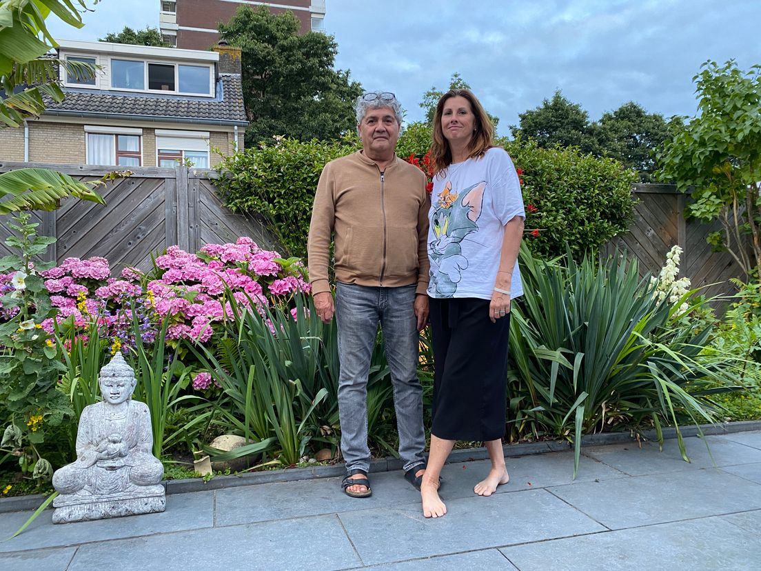 Rob en Silene Fredriksz in hun tuin in Rotterdam-Ommoord