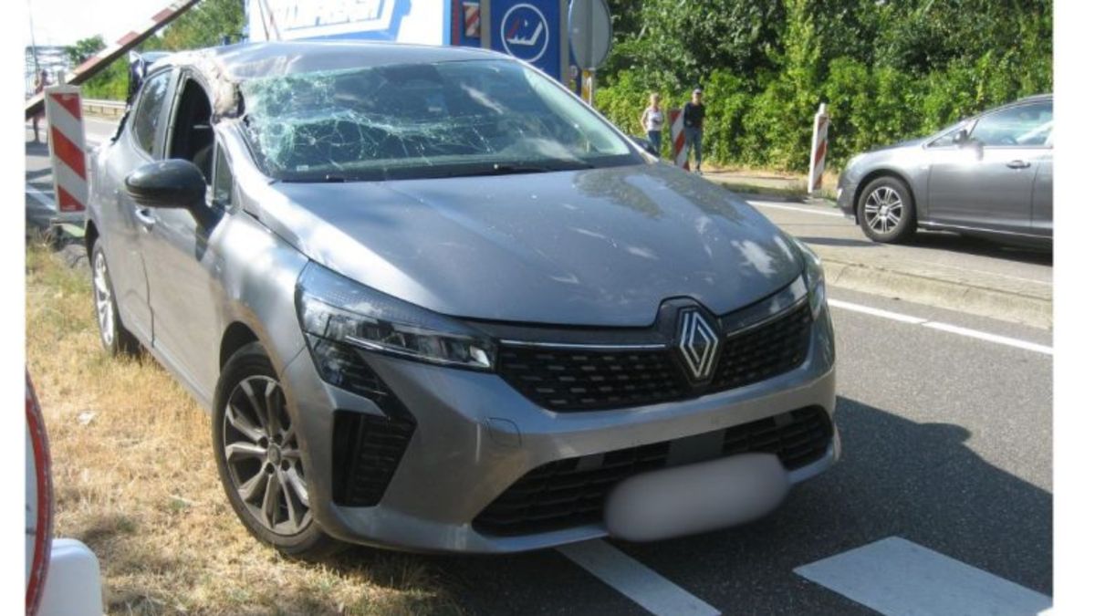 Wéér raak in Roosteren: autobestuurder ontsnapt aan dood bij nieuwe aanrijding bij hoogteportalen