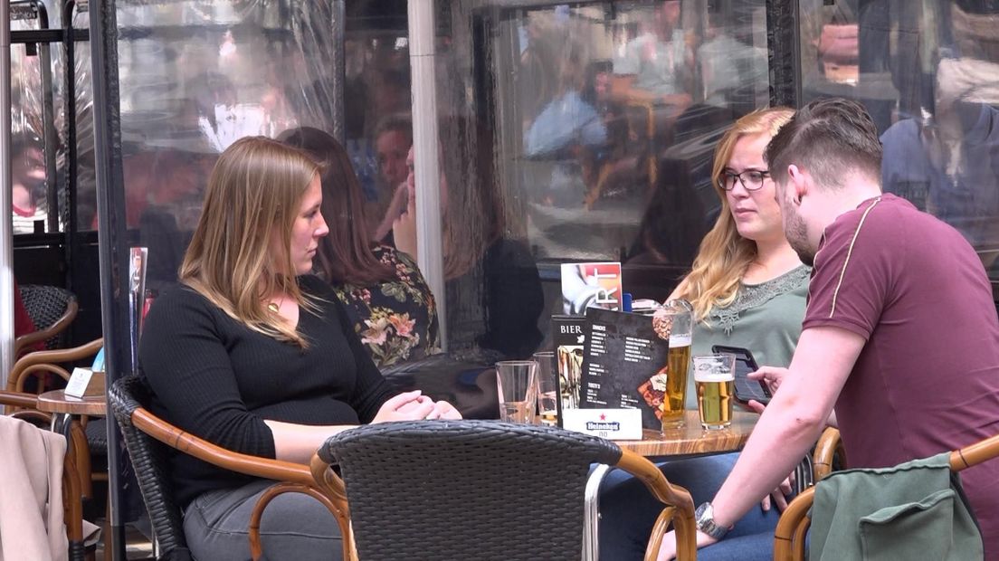 Genieten op een terras op het Poeleplein in Stad