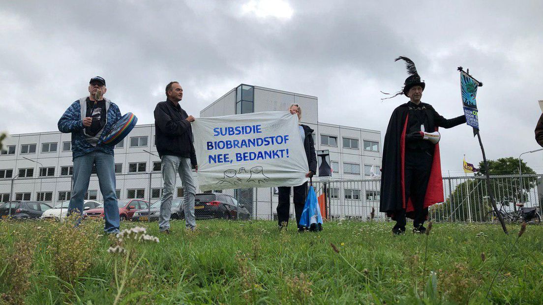 Opnieuw protest tegen de biomassacentrale op Industriepark Kleefsewaard in Arnhem. De omstreden afvalverbrander draait nog niet op volle toeren, maar is al wel aan het proefdraaien. Dit tot ongenoegen van de actiegroep Behoud Bomen Arnhem die blijft strijden tegen de centrale.